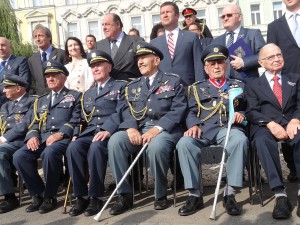 Při setkání letců RAF při příležitosti odhalení pomníku Okřídlený lev na Klárově.